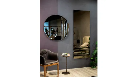 Specchio di design Anemos con movimento ondulato sulla superficie specchiante di Tonin Casa