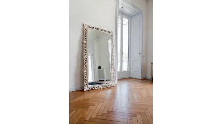 Specchiera ampia Agrip con cornice floreale in legno laccato Bianco opaco di Tonin Casa
