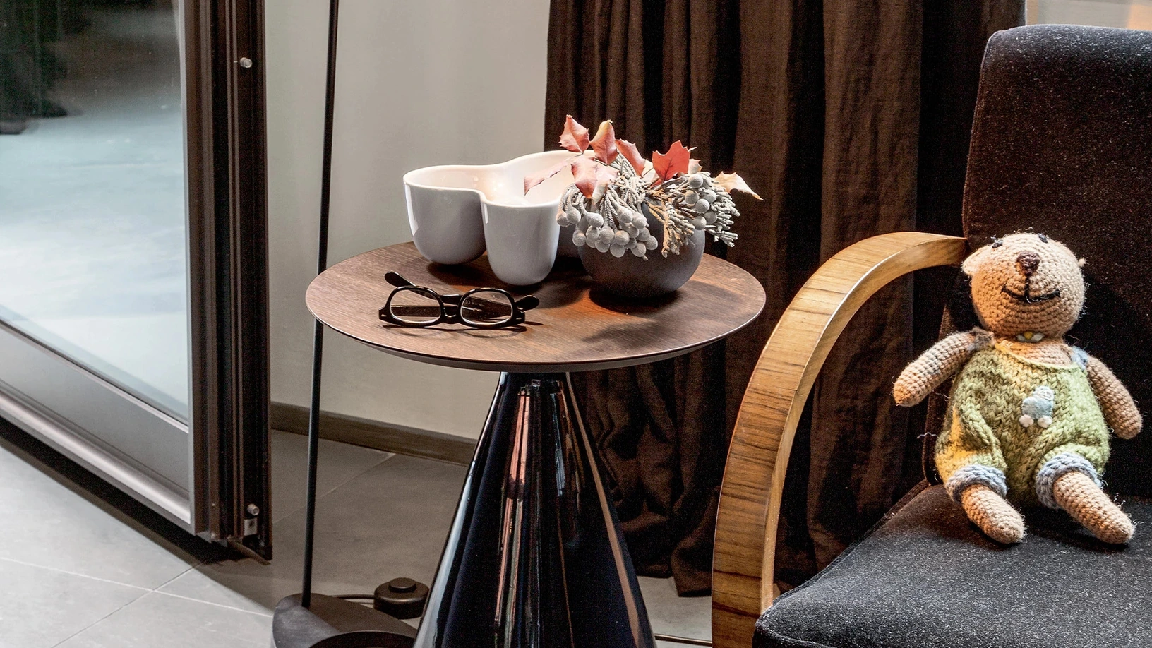 Tavolino rotondo con top rivestito in legno e base in ceramica bianca o nera Amira di Tonin Casa