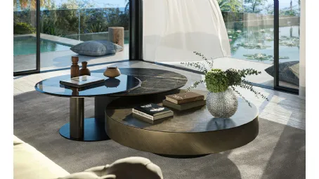 Tavolino in ceramica affiancato da un tavolino in vetro girevole Arena Keramik Bond di Cattelan Italia