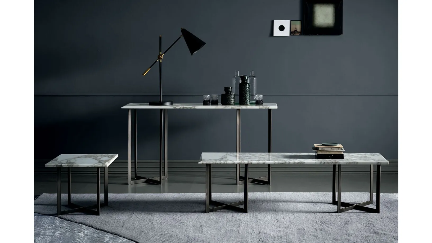 Tavolino Blunt con top in marmo e base in metallo di Bodema