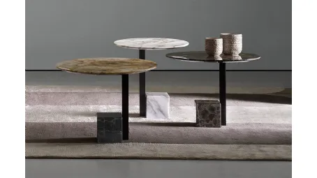 Tavolino rotondo Cubetto con top in marmo, struttura in ferro e base decorativa a forma di cubo di Bodema