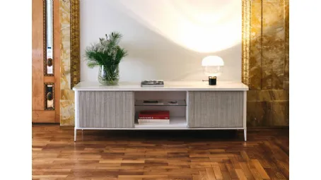 Mobile contenitore in MDF laccato bianco opaco e ante rivestite in tessuto Lea H55 di Midj