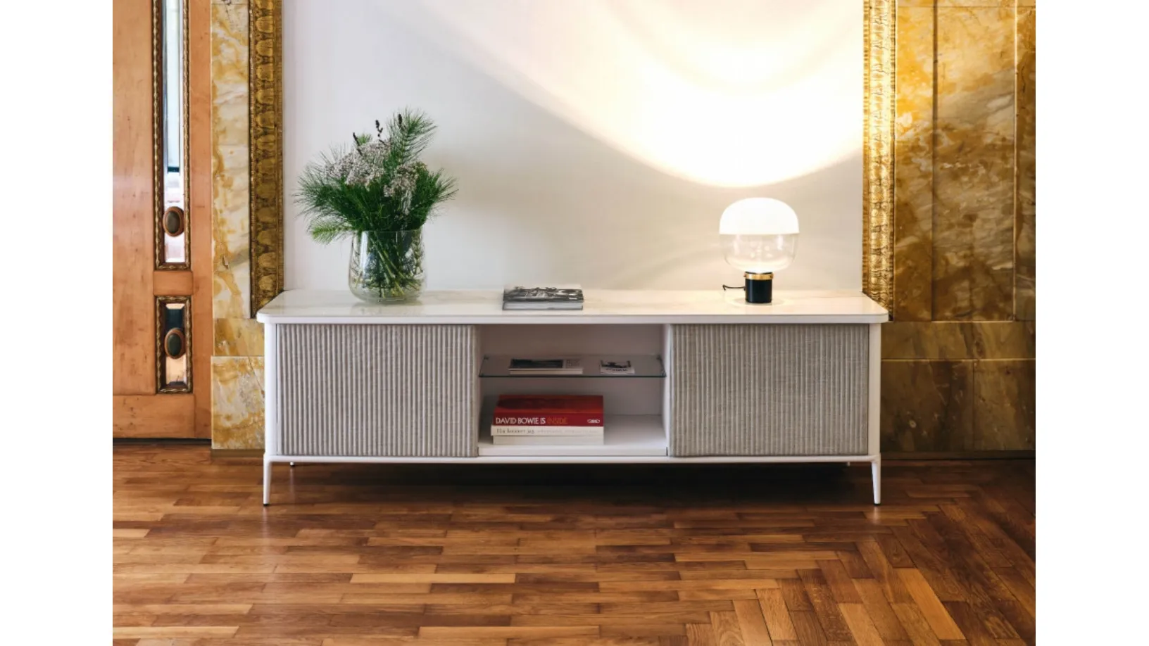 Mobile contenitore in MDF laccato bianco opaco e ante rivestite in tessuto Lea H55 di Midj