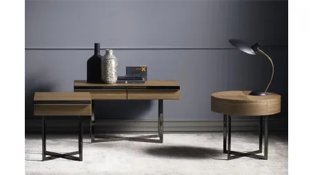 Tavolino Profile Drawers in legno di Noce Canaletto impiallacciato e base in metallo di Bodema