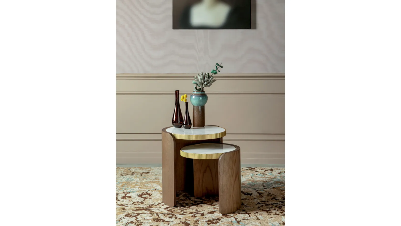 Tavolino Roller con top in gres porcellanato e base in legno curvato di Tonin Casa