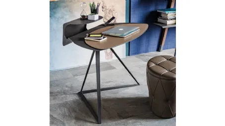 Scrittoio Storm con struttura e piano in acciaio verniciato goffrato e PAD in cuoio di Cattelan Italia