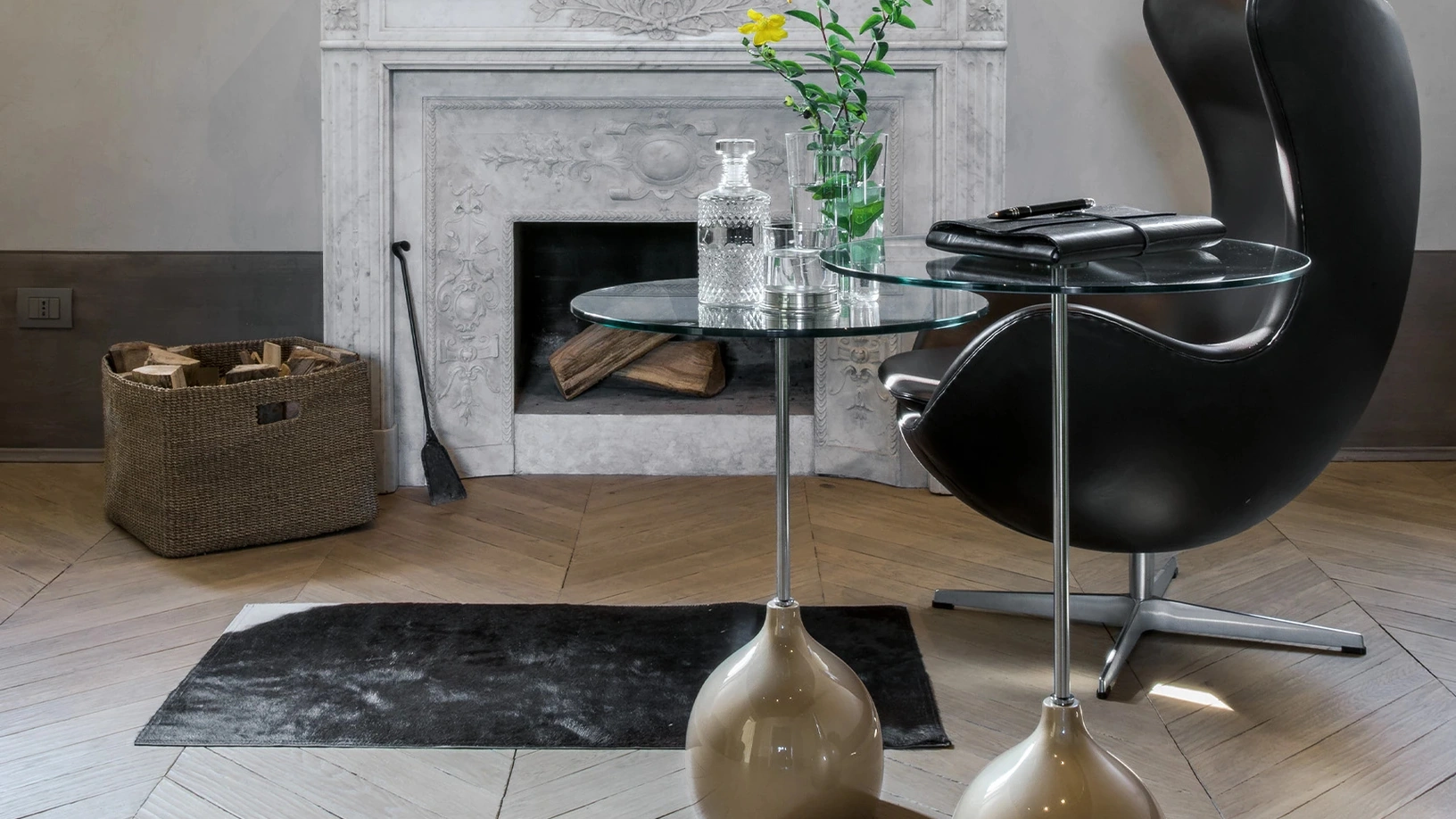 Tavolino rotondo di design con top in vetro temperato e base in agglomerato di marmo Adachi di Tonin Casa