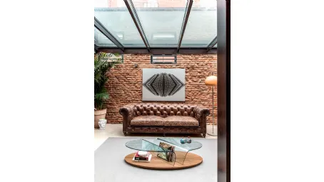 Tavolino di design Arona composto da due ali in vetro curvato che poggino lievi su di un sopporto rotondo in legno di Tonin Casa