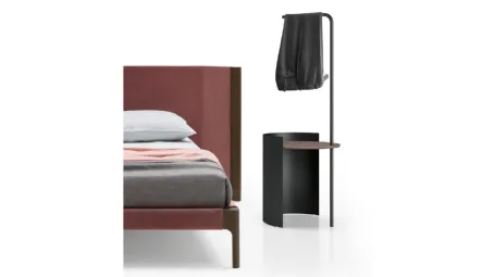 Tavolino con servetto Leonardo con top in laminato Botticino e struttura in metallo di SantaLucia