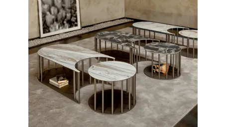 Tavolino Sinergy formato da due tavolini complementari con top in grès porcellanato e struttura in metallo di Tonin Casa