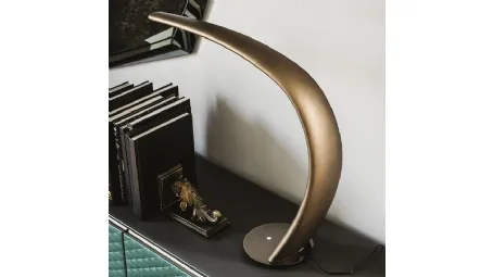 Lampada da tavolo in poliuretano con base in acciaio Mamba di Cattelan Italia
