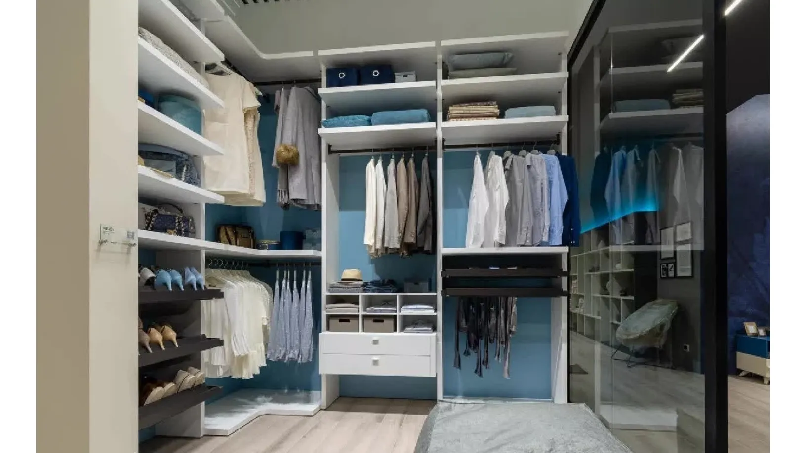 Cabina Armadio in laminato Bianco e laccato cielo NC403 di Moretti Compact