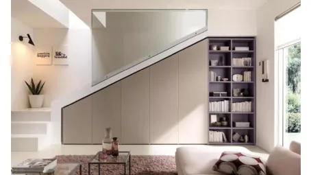 Armadio con ante battenti disegnate e lavorate seguendo l’inclinazione del soffitto per vani scale o mansarde NC304 Moretti Compact
