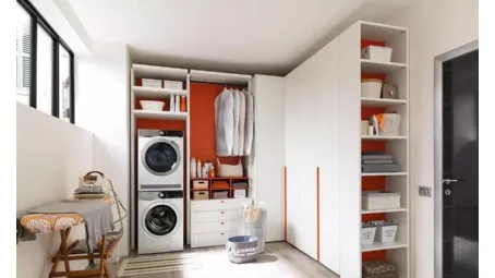 Armadio dedicato all'ambiente lavanderia con 3 ante a battente e cassettiera in laminato frassino bianco NC305 di Moretti Compact
