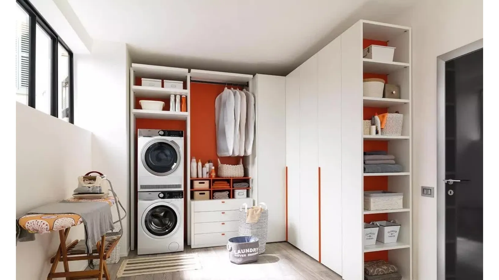 Armadio dedicato all'ambiente lavanderia con 3 ante a battente e cassettiera in laminato frassino bianco NC305 di Moretti Compact
