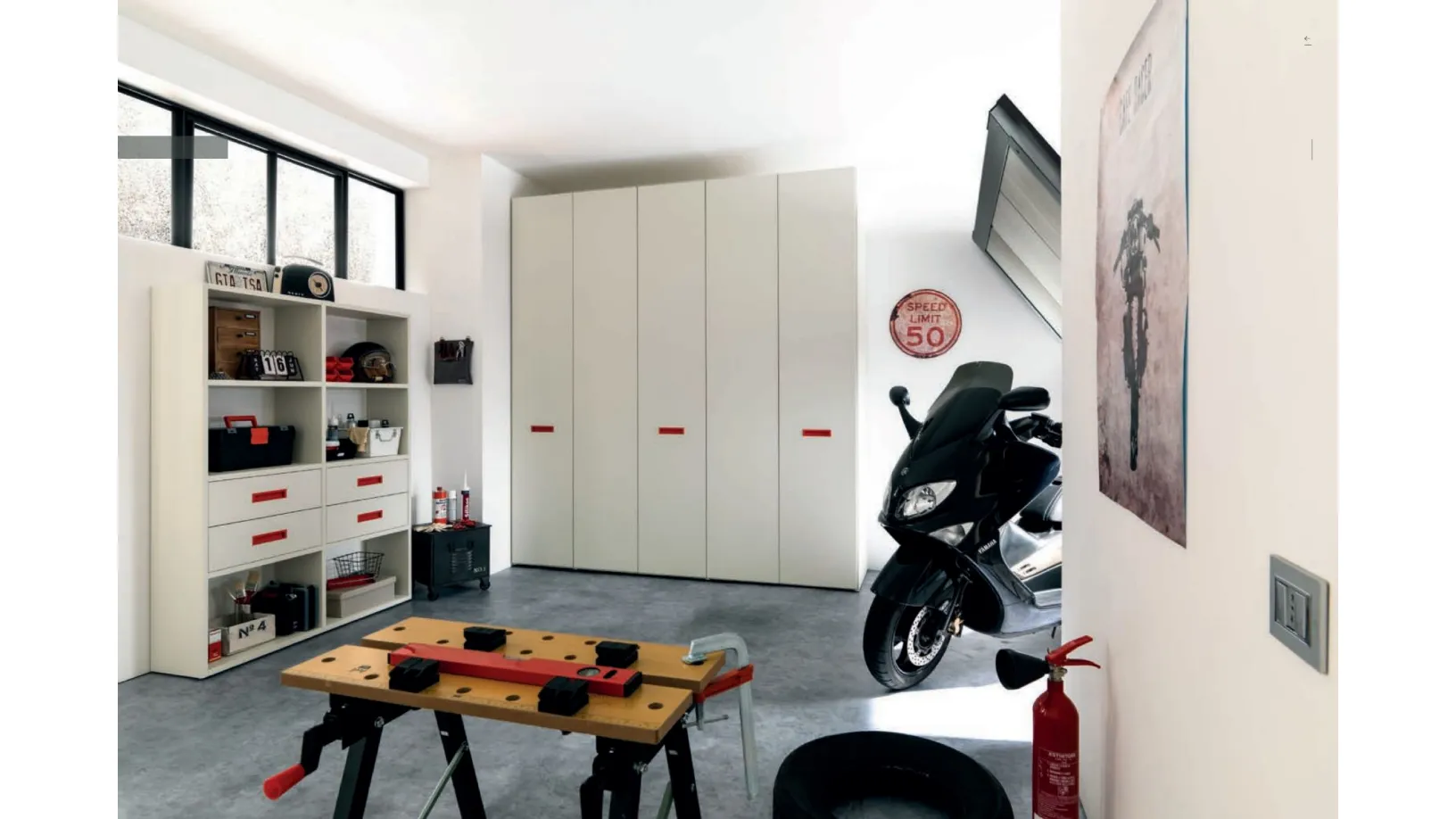 Armadio con ante battenti in nobilitato quarzo, ideale per organizzare qualsiasi ambiente NC308 di Moretti Compact
