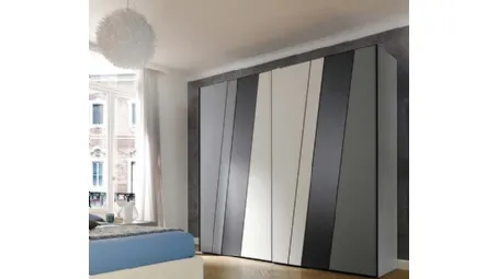 Armadio di design ad ante scorrevoli con tagli geometrici trasversali MC201 Ray di Moretti Compact