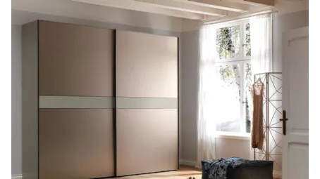 Armadio di design ad ante scorrevoli color bronzo opaco, con telaio in alluminio NC203 Slider Thin di Moretti Compact