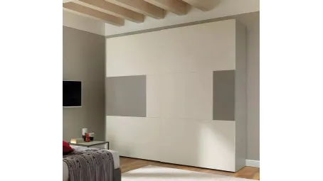 Armadio con ante scorrevoli che associano pannelli in nobilitato quarzo a pannelli laccati colore tortora NC204 Zone D di Moretti Compact