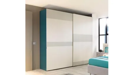 Armadio ad ante scorrevoli con forme geometriche ricche di colore, in finitura laccata opaca NC208 Slider Strip B di Moretti Compact