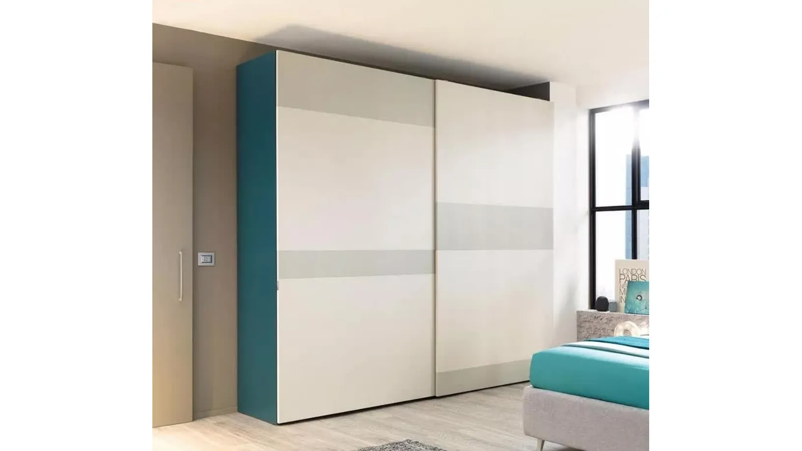 Armadio ad ante scorrevoli con forme geometriche ricche di colore, in finitura laccata opaca NC208 Slider Strip B di Moretti Compact