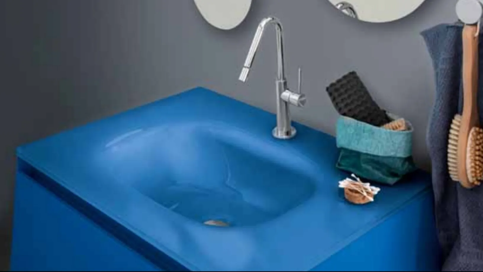 Mobile bagno sospeso di design con top in vetro laccato lucido blu genziana Campus 05 di Birex