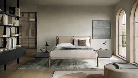 Letto in legno dove i due cuscini in memory foam della testiera si sovrappongono alla struttura in legno, unita da una fascia orizzontale in cuoio Tepu di Dall'Agnese