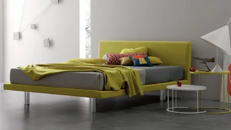 Letto in tessuto dalla linea essenziale con testiera Desi di Spagnol Salotti