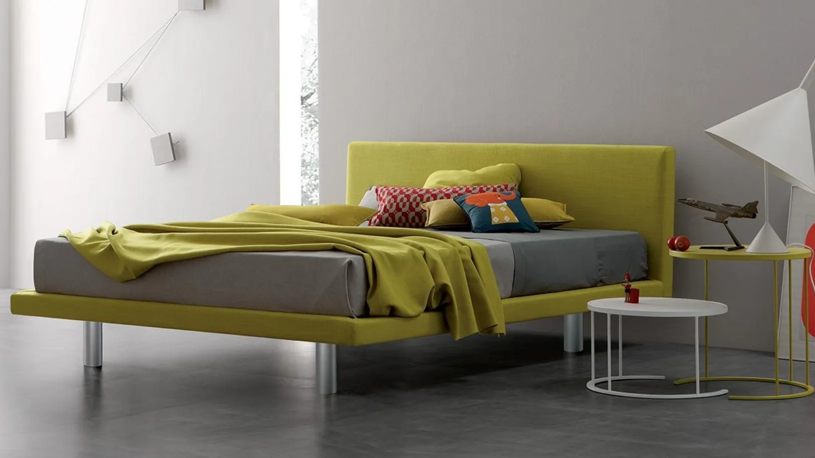 Letto in tessuto dalla linea essenziale con testiera Desi di Spagnol Salotti