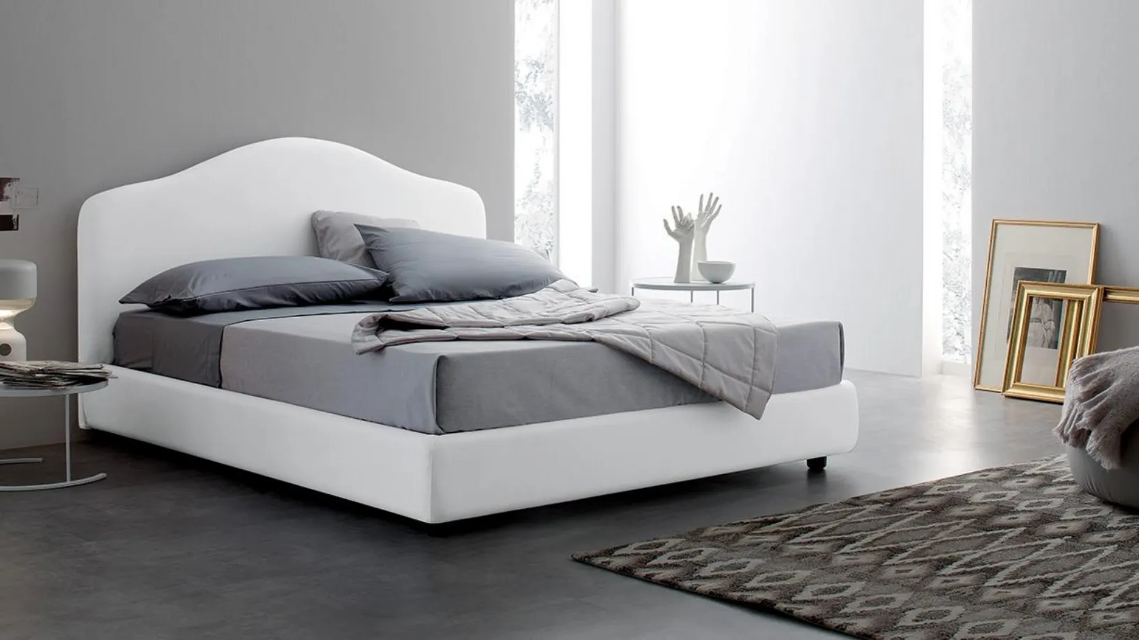 Letto classico in tessuto con testiera dalla linea curva Elite di Spagnol Salotti