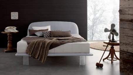 Letto con testiera arrotondata e piedini in plexiglass Essenziale di Spagnol Salotti