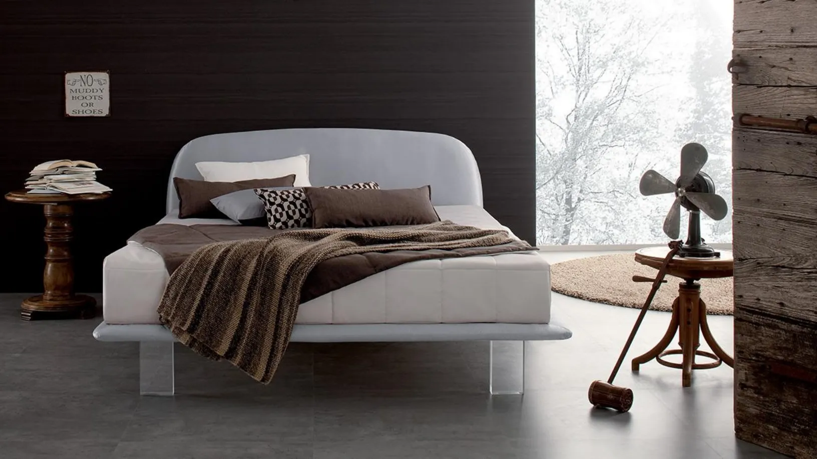 Letto con testiera arrotondata e piedini in plexiglass Essenziale di Spagnol Salotti