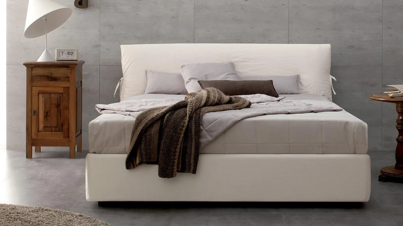 Letto in tessuto imbottito con contenitore Luxor Box di Spagnol Salotti