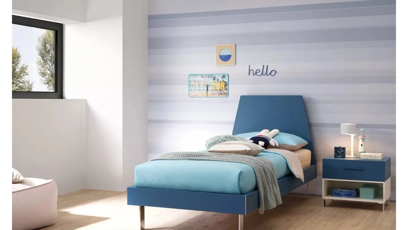 Letto in laccato blu navy con testiera e piedini in metallo SC119 di Moretti Compact