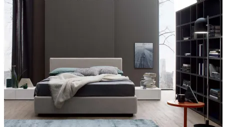 Letto in tessuto con testiera dal design semplice ed essenziale New Life di Spagnol Mobili