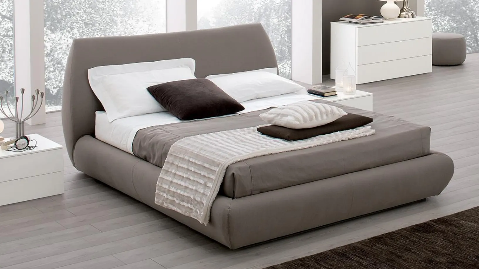 Letto in tessuto imbottito con testiera sagomata Regal di Spagnol Salotti