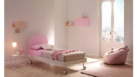 Letto singolo in nobilitato Quarzo con testiera Cat dalle linee pulite laccata Cipria e quattro comode ruote SC102 di Moretti Compact