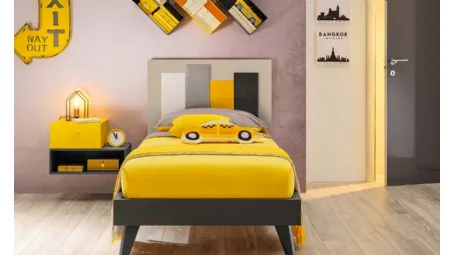Letto singolo in laccato opaco Nocciola e Grafite con testiera Plane Race imbottita in tessuto SC114 di Moretti Compact