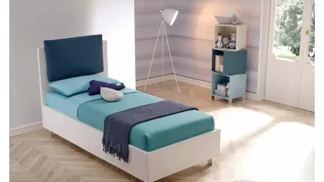 Letto moderno in nobilitato Bianco Luce con testiera  Plane Pillow parzialmente rivestita in tessuto imbottito SC117 di Moretti Compact