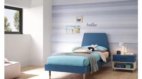 Letto in laccato Blu Navy con testiera Peak e piedini in metallo SC119 di Moretti Compact