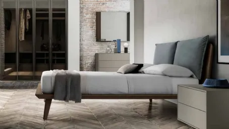 Letto in legno con testiera arricchita di un’imbottitura a due cuscini Talak di SantaLucia