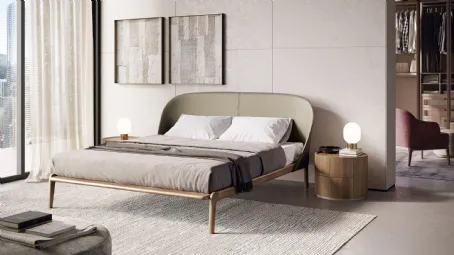 Letto in legno con testiera avvolgente in cuoio dalla morbida forma a guscio Tamago di Dall'Agnese