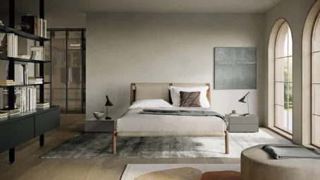 Letto in legno dove i due cuscini in memory foam della testiera si sovrappongono alla struttura in legno, unita da una fascia orizzontale in cuoio Tepu di Dall'Agnese