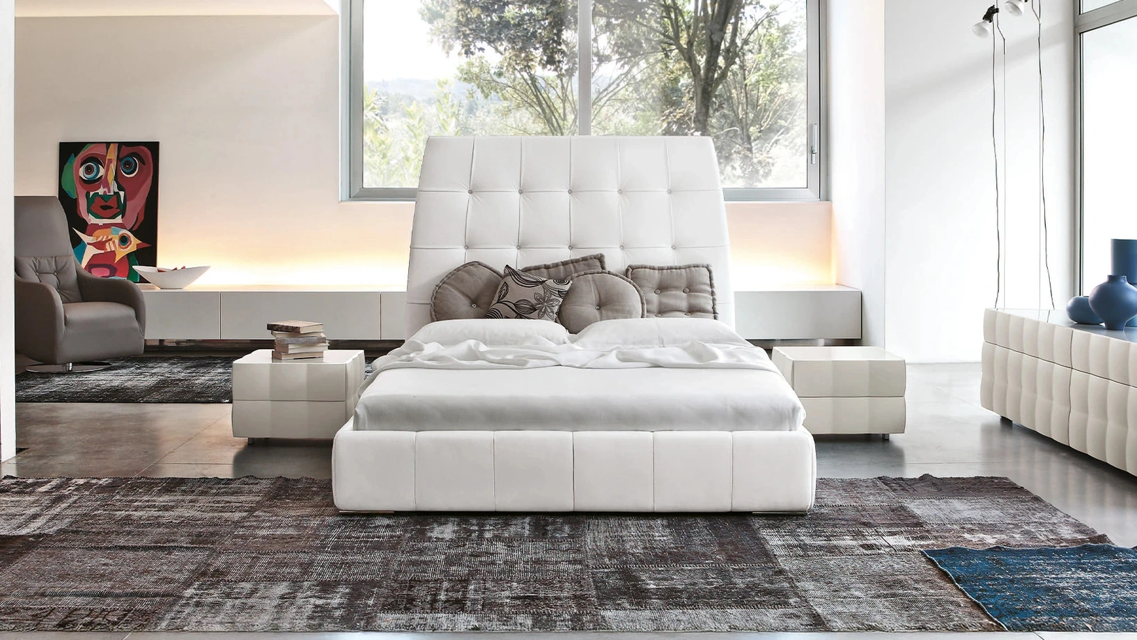 Letto in pelle con testiera importante trapuntata Pacifico di Tonin Casa