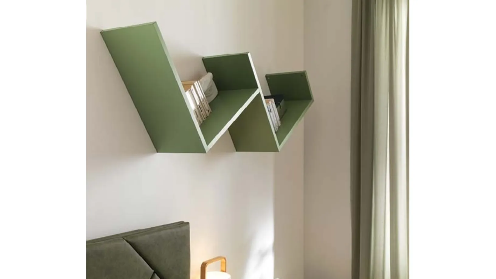 Libreria sospesa in laccato NC104 di Moretti Compact