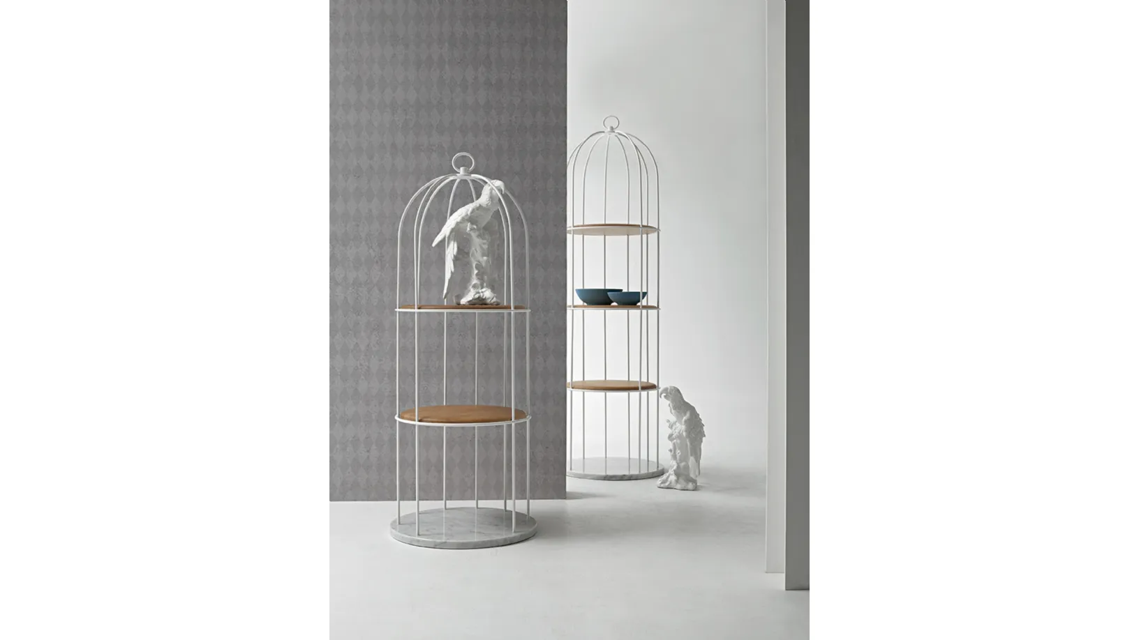 Libreria freestanding Tweet in metallo con ripiani in legno massello e base in marmo di Tonin Casa