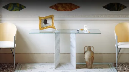 Consolle con piano in cristallo e base in marmo Diapason di Cattelan Italia