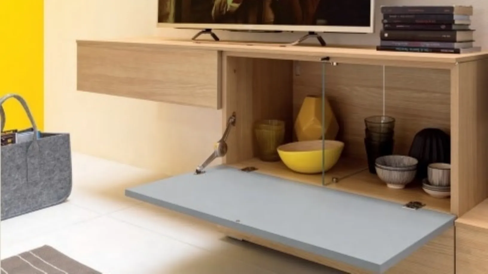 Parete Attrezzata con libreria in laccato opaco e nobilitato con anta a ribalta LV105 di Moretti Compact