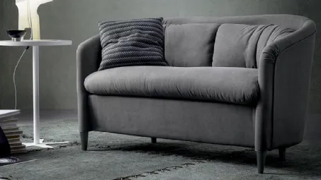 Divano lineare avvolgente e confortevole in tessuto imbottito Liberty di Spagnol Salotti
